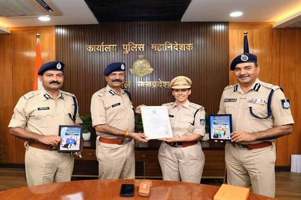 डीजीपी कैलाश मकवाणा से किलिमंजारो फतह करने वाली निरीक्षक मती दीपिका गौतम ने सौजन्य भेंट की डीजीपी कैलाश मकवाणा से किलिमंजारो फतह करने वाली निरीक्षक मती दीपिका गौतम ने सौजन्य भेंट की