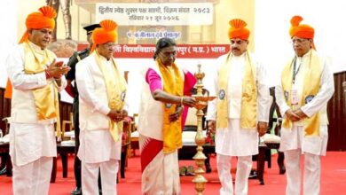 भारतीय संस्कृति, परंपरा और भाषाओं के प्रति सम्मान का भाव विकसित करना विश्वविद्यालयों की महत्वपूर्ण जिम्मेदारी : राष्ट्रपति मुर्मु भारतीय संस्कृति, परंपरा और भाषाओं के प्रति सम्मान का भाव विकसित करना विश्वविद्यालयों की महत्वपूर्ण जिम्मेदारी : राष्ट्रपति मुर्मु