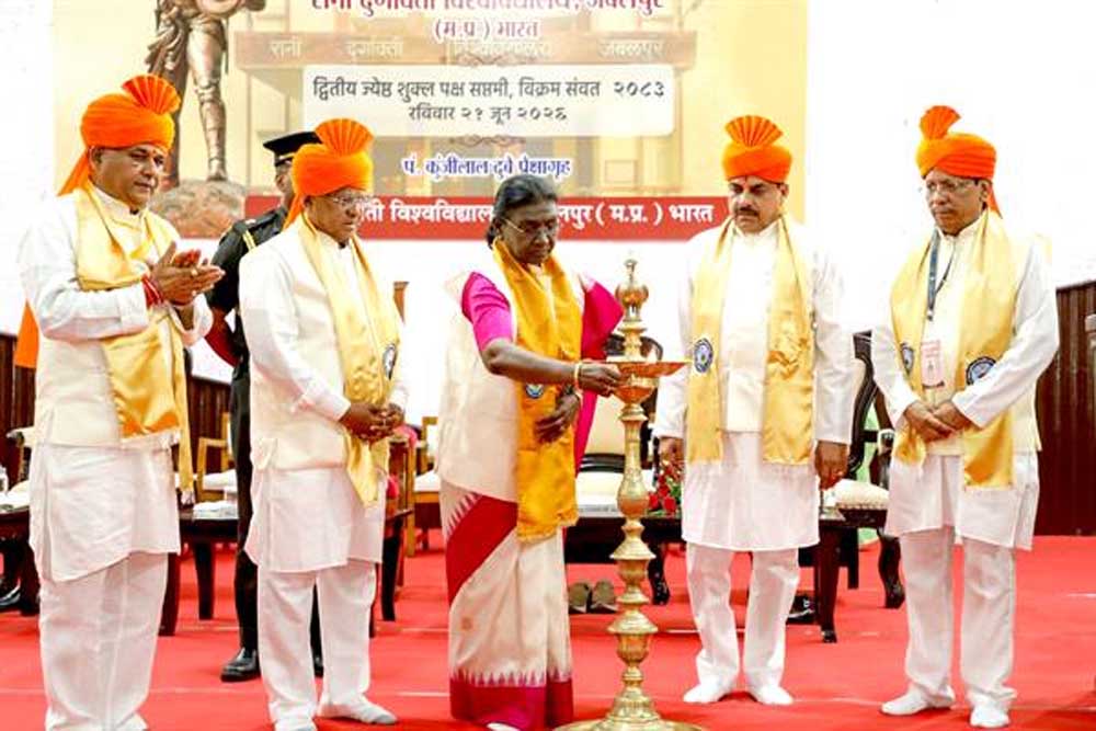 भारतीय संस्कृति, परंपरा और भाषाओं के प्रति सम्मान का भाव विकसित करना विश्वविद्यालयों की महत्वपूर्ण जिम्मेदारी : राष्ट्रपति मुर्मु भारतीय संस्कृति, परंपरा और भाषाओं के प्रति सम्मान का भाव विकसित करना विश्वविद्यालयों की महत्वपूर्ण जिम्मेदारी : राष्ट्रपति मुर्मु