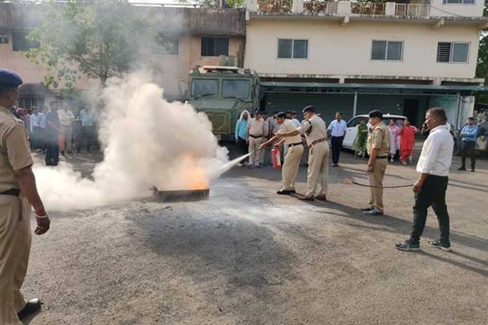 पुलिस मुख्यालय में सुरक्षाकर्मियों को दिया फायर सेफ्टी का प्रशिक्षण पुलिस मुख्यालय में सुरक्षाकर्मियों को दिया फायर सेफ्टी का प्रशिक्षण