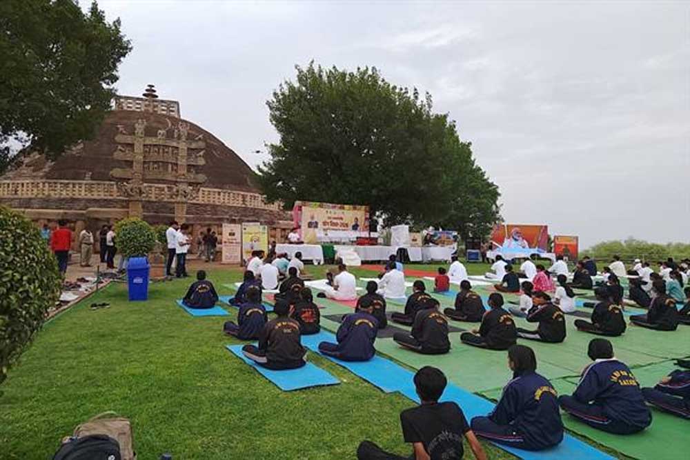 प्रदेश के प्रमुख पर्यटन स्थलों से गूंजा योग का वैश्विक संदेश, योग अपनाने का लिया गया सामूहिक संकल्प प्रदेश के प्रमुख पर्यटन स्थलों से गूंजा योग का वैश्विक संदेश, योग अपनाने का लिया गया सामूहिक संकल्प