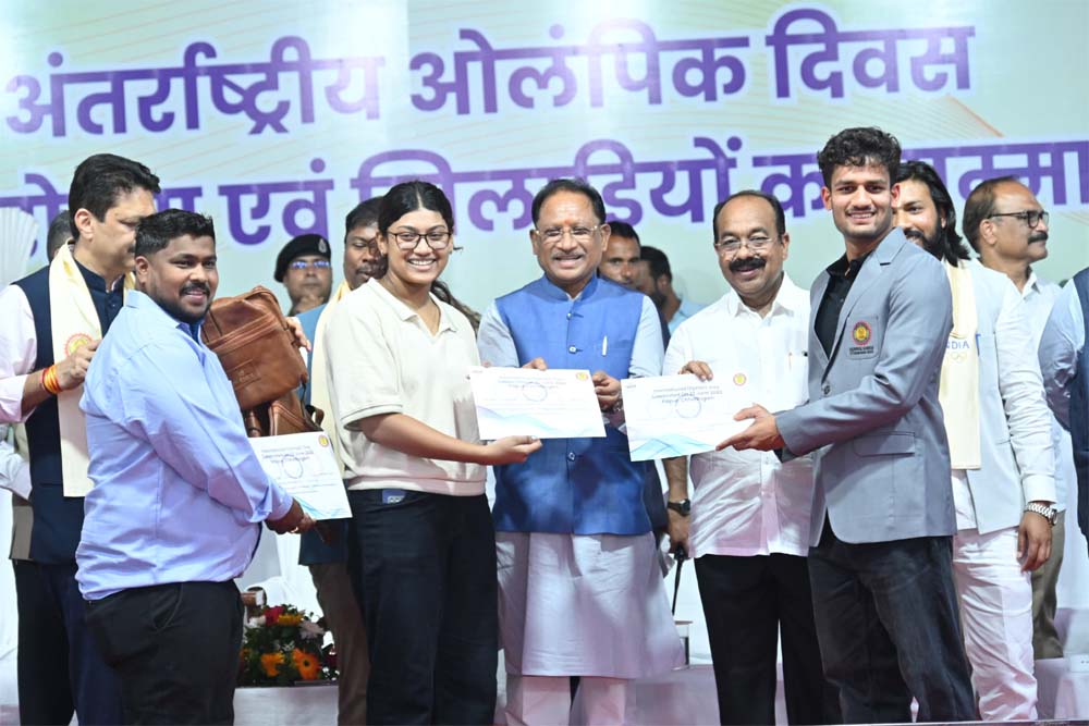 मुख्यमंत्री विष्णुदेव साय ने खिलाड़ियों का बढ़ाया उत्साह: 2036 पौधों के रोपण से ओलंपिक मेजबानी के संकल्प को दी नई ऊर्जा मुख्यमंत्री विष्णुदेव साय ने खिलाड़ियों का बढ़ाया उत्साह: 2036 पौधों के रोपण से ओलंपिक मेजबानी के संकल्प को दी नई ऊर्जा