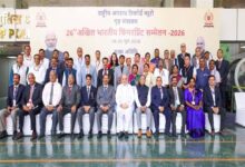 डीजीपी  कैलाश मकवाणा से राष्ट्रीय स्तर पर सम्मानित फिंगरप्रिंट विशेषज्ञ निरीक्षक योगेन्द्र साहू ने की सौजन्य भेंट