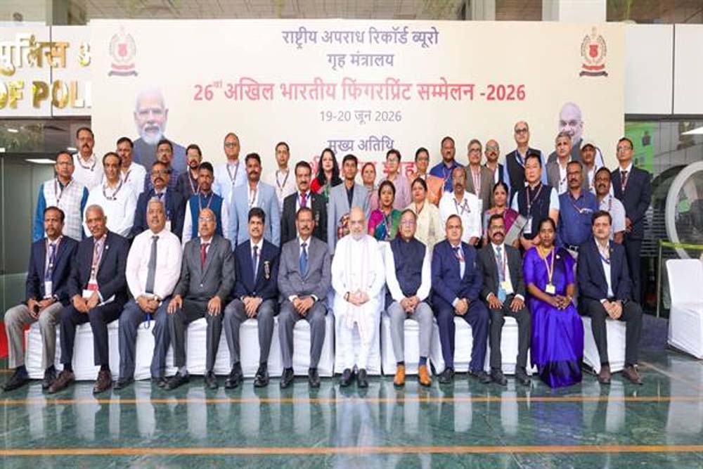डीजीपी कैलाश मकवाणा से राष्ट्रीय स्तर पर सम्मानित फिंगरप्रिंट विशेषज्ञ निरीक्षक योगेन्द्र साहू ने की सौजन्य भेंट डीजीपी कैलाश मकवाणा से राष्ट्रीय स्तर पर सम्मानित फिंगरप्रिंट विशेषज्ञ निरीक्षक योगेन्द्र साहू ने की सौजन्य भेंट