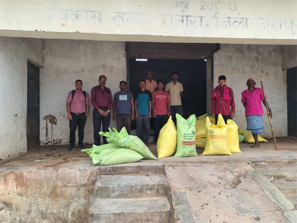 सरकार बनी किसानों की ताकत, जशपुर में रियायती दरों पर मिल रहे खाद-बीज सरकार बनी किसानों की ताकत, जशपुर में रियायती दरों पर मिल रहे खाद-बीज