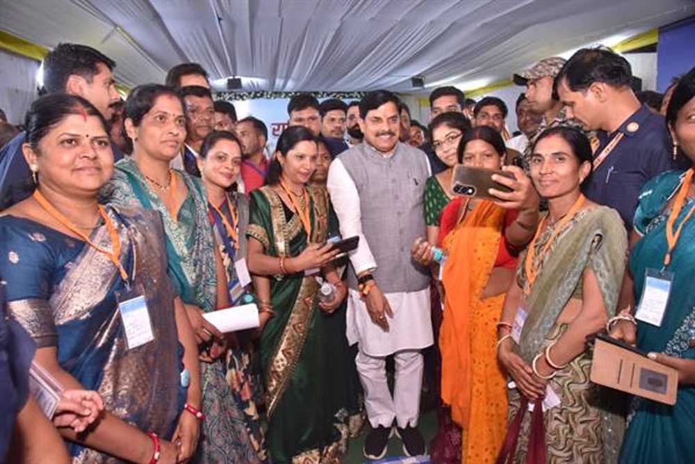 मुख्यमंत्री डॉ. यादव ने कुकरू में कृष्णा आजीविका स्व-सहायता समूह की महिलाओं से किया आत्मीय संवाद