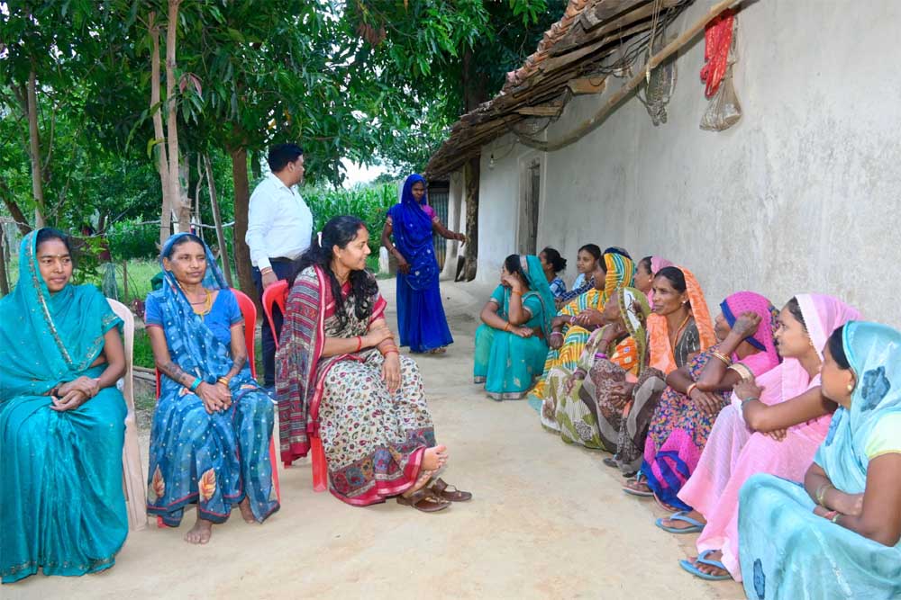 मंत्री लक्ष्मी राजवाड़े ने किया जनसंपर्क, ग्रामीणों की समस्याओं के त्वरित समाधान के दिए निर्देश मंत्री लक्ष्मी राजवाड़े ने किया जनसंपर्क, ग्रामीणों की समस्याओं के त्वरित समाधान के दिए निर्देश