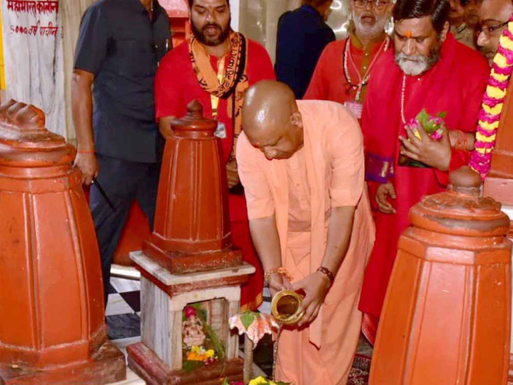दतिया के पीतांबरा पीठ पहुंचे CM योगी और डिप्टी CM मौर्य, विधि-विधान से की पूजा-अर्चना दतिया के पीतांबरा पीठ पहुंचे CM योगी और डिप्टी CM मौर्य, विधि-विधान से की पूजा-अर्चना