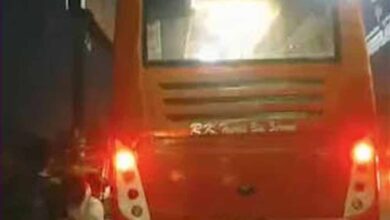 इंदौर-उज्जैन रोड पर बस पलटी, 20 यात्री घायल; शराब के नशे में मिला ड्राइवर