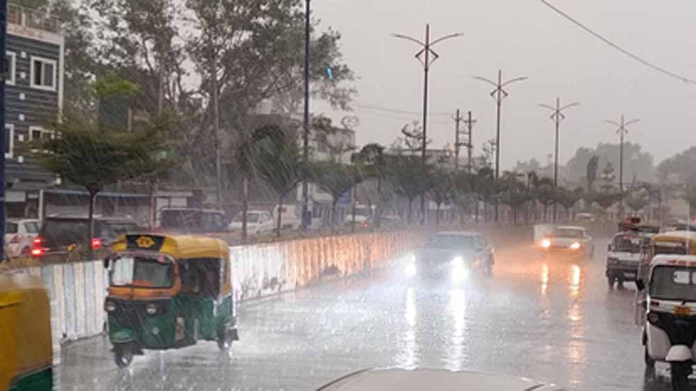इंदौर में झमाझम बारिश से बदला मौसम, 27 जून के बाद पूरे MP में मानसून की दस्तक के आसार इंदौर में झमाझम बारिश से बदला मौसम, 27 जून के बाद पूरे MP में मानसून की दस्तक के आसार