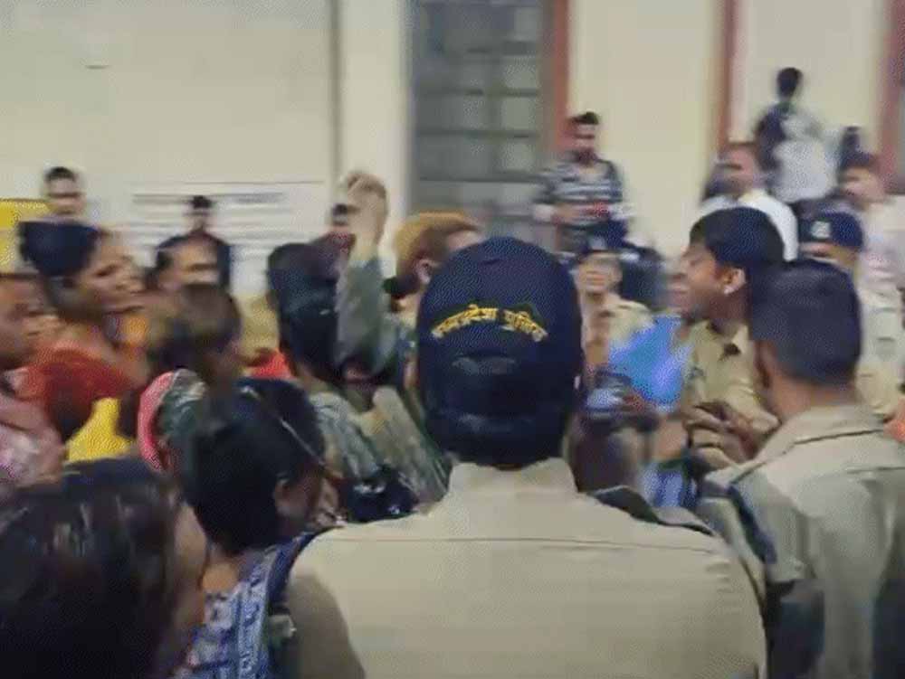MP में ‘सनातन’ मुद्दे पर आमने-सामने आए किन्नरों के दो गुट, अशोकनगर में किन्नर गुरु के घर पुलिस तैनात MP में ‘सनातन’ मुद्दे पर आमने-सामने आए किन्नरों के दो गुट, अशोकनगर में किन्नर गुरु के घर पुलिस तैनात