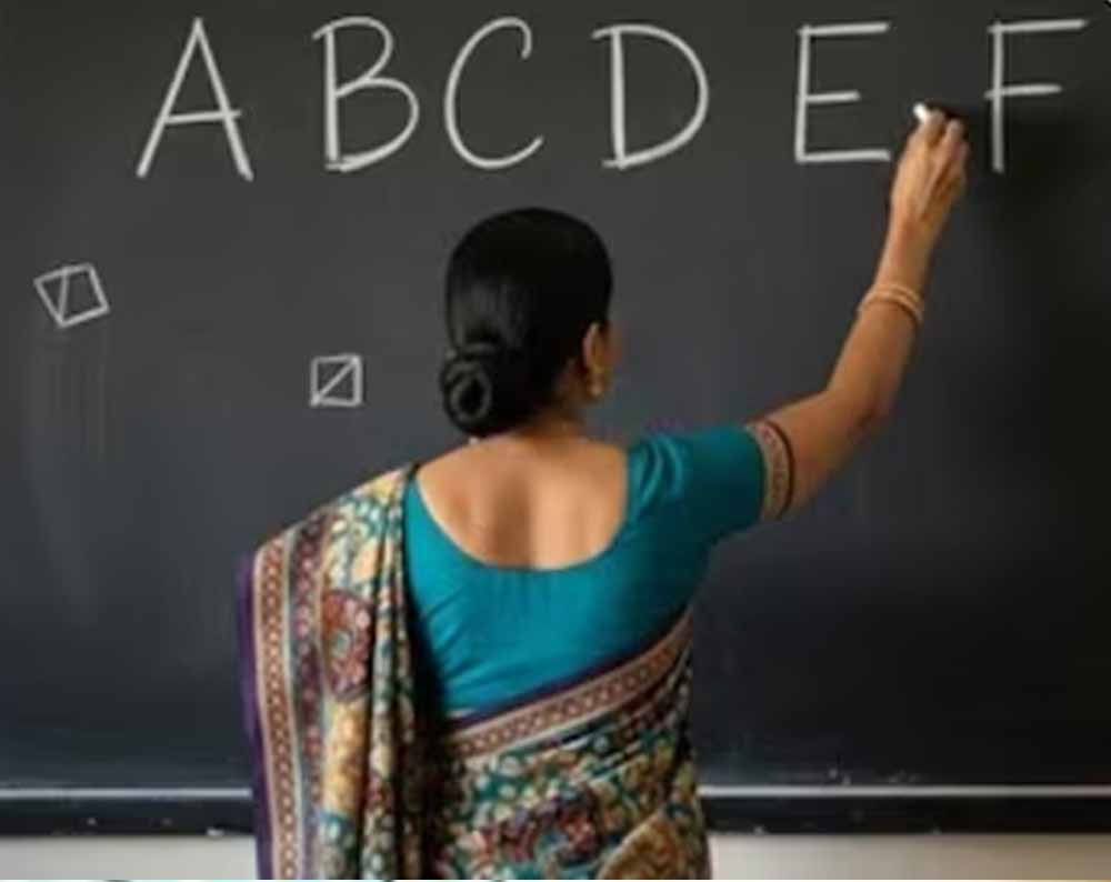 MP में शिक्षकों के तबादलों में ई-अटेंडेंस बनी बाधा, 90% स्कूलों के पद पोर्टल पर ‘रिजर्व’ MP में शिक्षकों के तबादलों में ई-अटेंडेंस बनी बाधा, 90% स्कूलों के पद पोर्टल पर ‘रिजर्व’