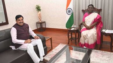 राष्ट्रपति मुर्मु से मुख्यमंत्री डॉ. यादव की सौजन्य भेंट, स्मृति चिन्हों का हुआ आदान-प्रदान राष्ट्रपति मुर्मु से मुख्यमंत्री डॉ. यादव की सौजन्य भेंट, स्मृति चिन्हों का हुआ आदान-प्रदान