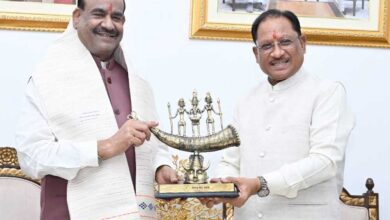 लोकसभा अध्यक्ष  ओम बिरला ने मुख्यमंत्री  विष्णु देव साय से की सौजन्य भेंट