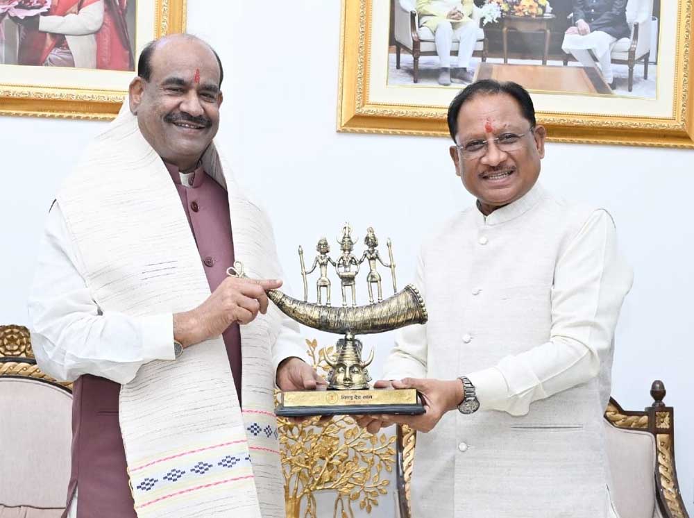 लोकसभा अध्यक्ष ओम बिरला ने मुख्यमंत्री विष्णु देव साय से की सौजन्य भेंट लोकसभा अध्यक्ष ओम बिरला ने मुख्यमंत्री विष्णु देव साय से की सौजन्य भेंट