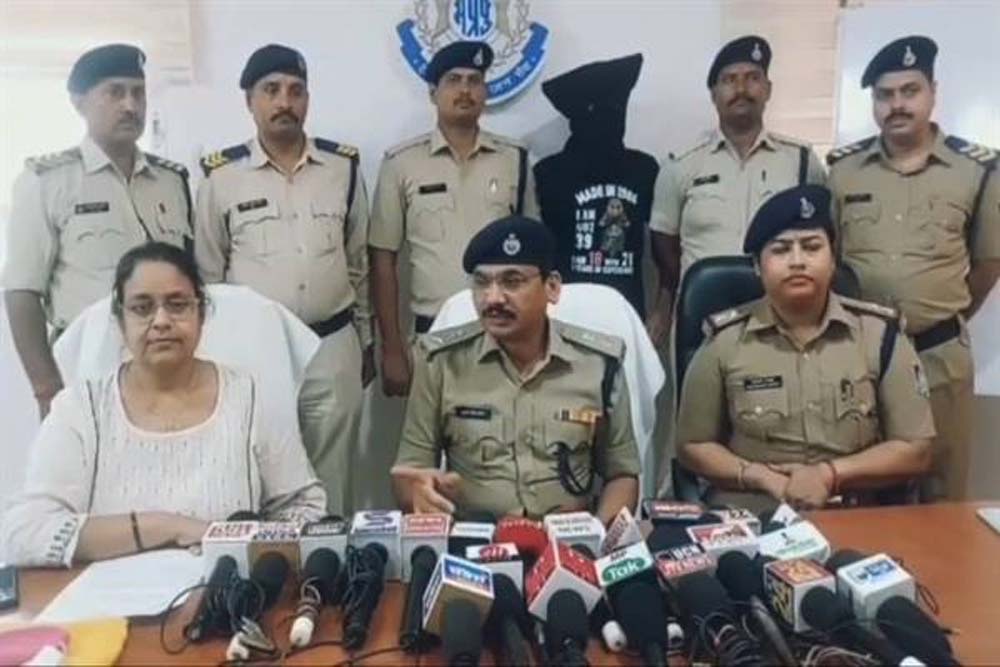 जीआरपी जबलपुर ने त्वरित कार्रवाई कर ट्रेन में चोरी गए आभूषण एवं सामान को मात्र दो घंटे में किया बरामद जीआरपी जबलपुर ने त्वरित कार्रवाई कर ट्रेन में चोरी गए आभूषण एवं सामान को मात्र दो घंटे में किया बरामद