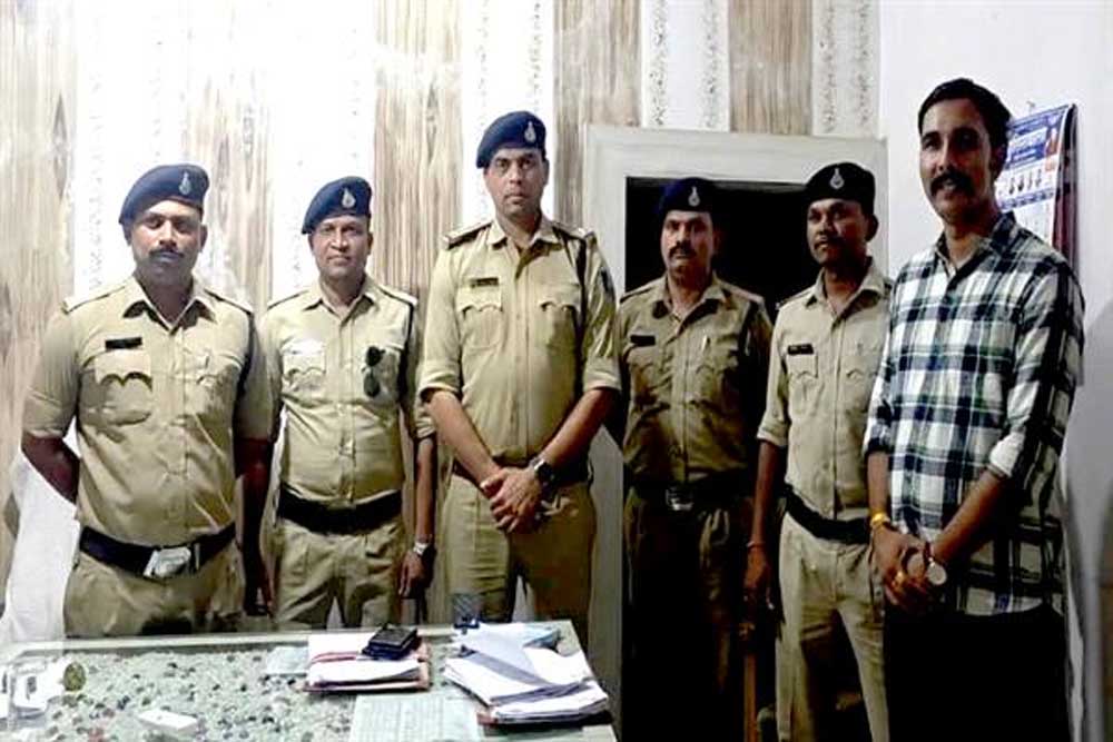 नरसिंहपुर पुलिस ने ऑनलाइन ट्रेडिंग के नाम पर ठगी करने वाले दो आरोपियों को किया गिरफ्तार नरसिंहपुर पुलिस ने ऑनलाइन ट्रेडिंग के नाम पर ठगी करने वाले दो आरोपियों को किया गिरफ्तार