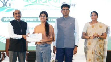 विश्व पर्यावरण दिवस पर आयोजित चित्रकला प्रतियोगिता के विजेताओं को मंत्री  ओ.पी. चौधरी ने किया सम्मानित