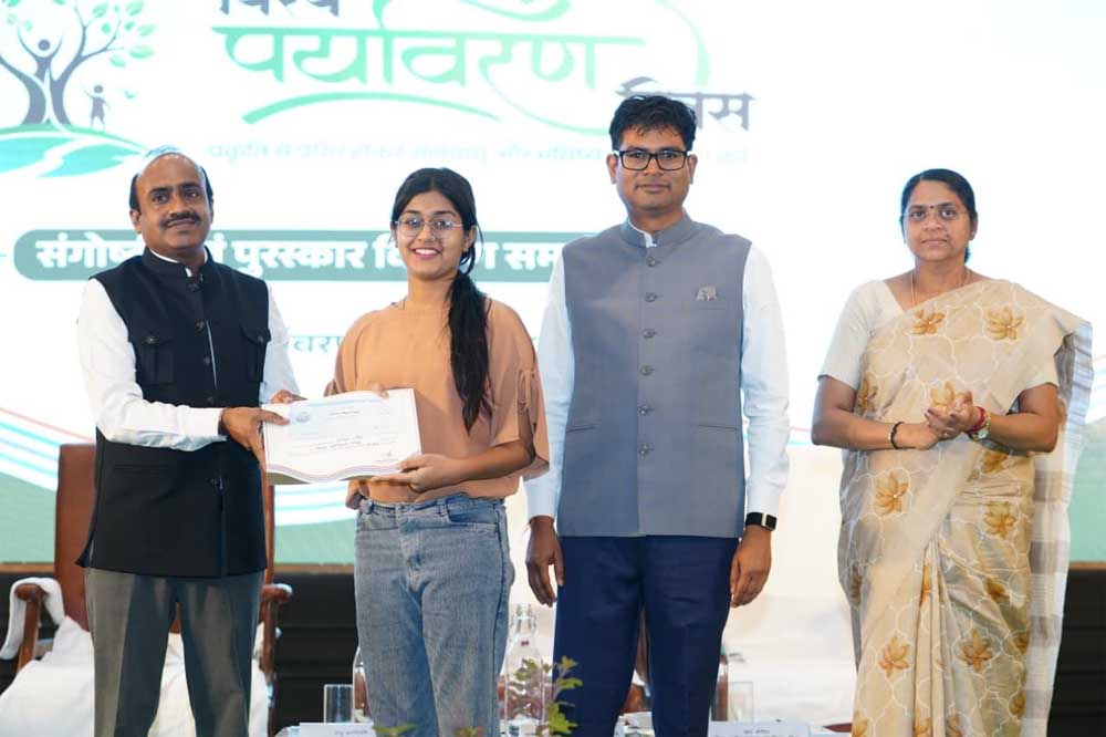 विश्व पर्यावरण दिवस पर आयोजित चित्रकला प्रतियोगिता के विजेताओं को मंत्री  ओ.पी. चौधरी ने किया सम्मानित