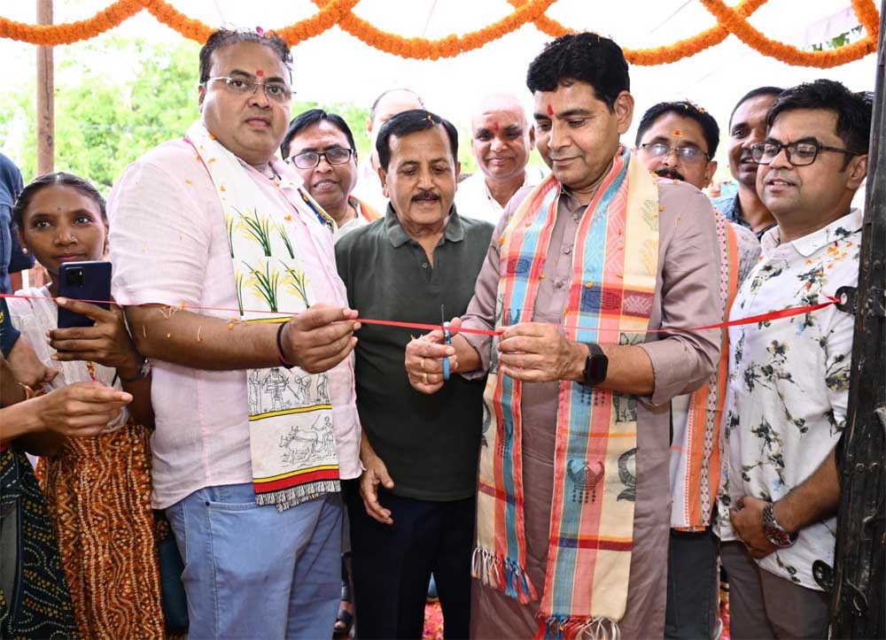 दौड़ रहा है छत्तीसगढ़ का विकास: मंत्री टंक राम वर्मा दौड़ रहा है छत्तीसगढ़ का विकास: मंत्री टंक राम वर्मा