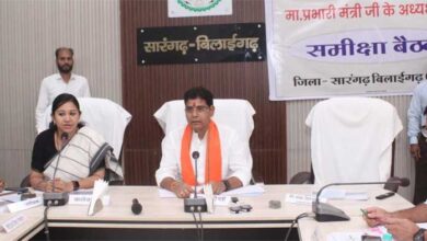 अधिकारी-कर्मचारी जिम्मेदारी से काम करें, हर जरूरतमंद तक पहुँचे सरकारी योजनाएँ’ – मंत्री  टंक राम वर्मा