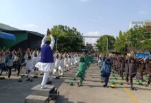 अंतर्राष्ट्रीय योग दिवस पर 15 हजार से अधिक श्रमिकों ने किया सामूहिक योगाभ्यास