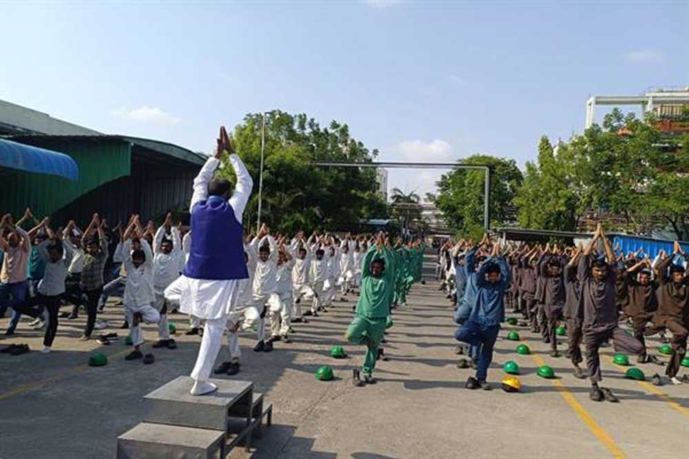 अंतर्राष्ट्रीय योग दिवस पर 15 हजार से अधिक श्रमिकों ने किया सामूहिक योगाभ्यास अंतर्राष्ट्रीय योग दिवस पर 15 हजार से अधिक श्रमिकों ने किया सामूहिक योगाभ्यास