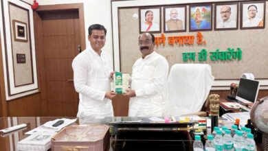 महिला सशक्तिकरण की मिसाल: उप मुख्यमंत्री अरुण साव को भेंट किया गया महिला समूहों का विशेष चावल महिला सशक्तिकरण की मिसाल: उप मुख्यमंत्री अरुण साव को भेंट किया गया महिला समूहों का विशेष चावल