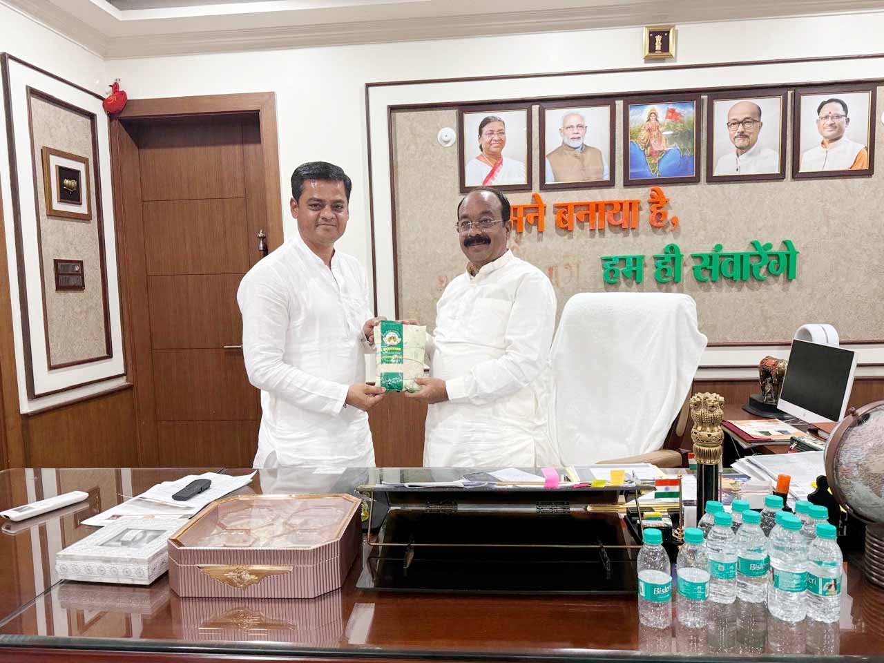 महिला सशक्तिकरण की मिसाल: उप मुख्यमंत्री अरुण साव को भेंट किया गया महिला समूहों का विशेष चावल महिला सशक्तिकरण की मिसाल: उप मुख्यमंत्री अरुण साव को भेंट किया गया महिला समूहों का विशेष चावल
