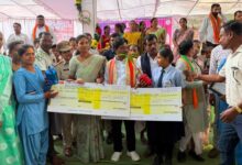तेंदूपत्ता संग्राहक परिवारों की बेटियों ने रचा इतिहास, रुद्राणी-डालेश्वरी ने बढ़ाया बस्तर का मान