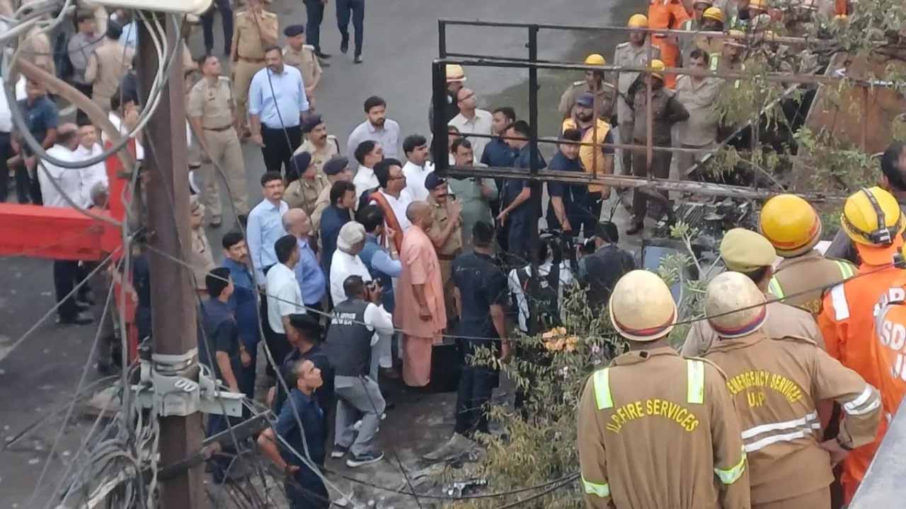 लखनऊ अग्निकांड पर सख्त हुए CM योगी, अफसरों की लगाई क्लास; लापरवाही पर होगा बड़ा एक्शन! लखनऊ अग्निकांड पर सख्त हुए CM योगी, अफसरों की लगाई क्लास; लापरवाही पर होगा बड़ा एक्शन!