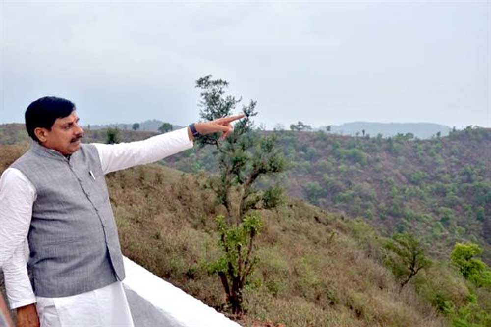 मुख्यमंत्री डॉ. यादव ने बैतूल के हिल स्टेशन कुकरू में देखा सनसेट पॉइंट