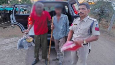 खंडवा के डायल-112 हीरोज रास्ता भटके 80 वर्षीय बुजुर्ग को सुरक्षित परिजनों से मिलाया