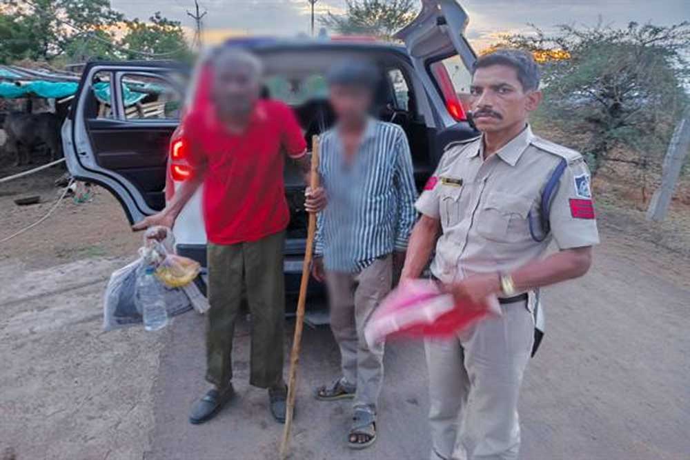 खंडवा के डायल-112 हीरोज रास्ता भटके 80 वर्षीय बुजुर्ग को सुरक्षित परिजनों से मिलाया खंडवा के डायल-112 हीरोज रास्ता भटके 80 वर्षीय बुजुर्ग को सुरक्षित परिजनों से मिलाया
