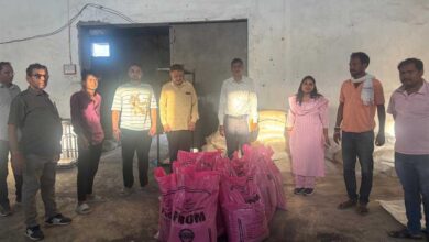 कृषि विभाग की सख्त कार्रवाईःवैष्णवी एग्रो इंडस्ट्रीज से उड़ीसा प्रिंट वाले उर्वरक की 11 बोरियां जब्त,