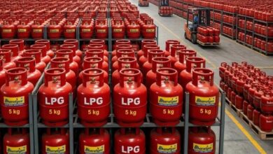 LPG Rule Change: कच्चा तेल सस्ता होते ही बड़ा फैसला, आज से हटीं ये पाबंदियां, उपभोक्ताओं को राहत LPG Rule Change: कच्चा तेल सस्ता होते ही बड़ा फैसला, आज से हटीं ये पाबंदियां, उपभोक्ताओं को राहत