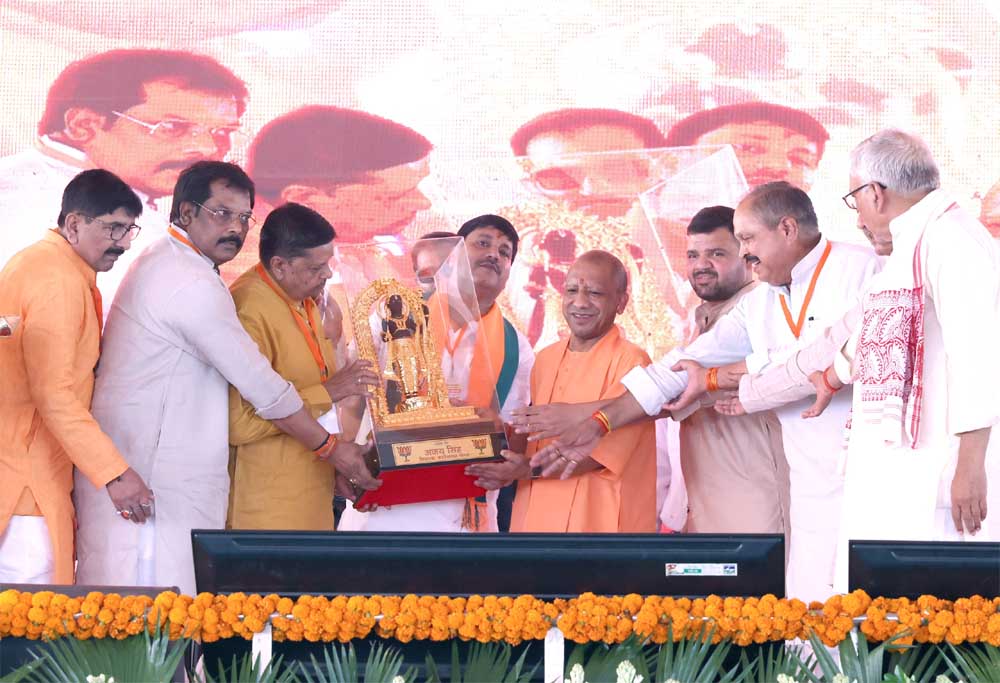 मंच पर मुख्यमंत्री के आने के बाद से पंडाल में गूंजता रहा जय राम व बुलडोजर बाबा का जयघोष मंच पर मुख्यमंत्री के आने के बाद से पंडाल में गूंजता रहा जय राम व बुलडोजर बाबा का जयघोष