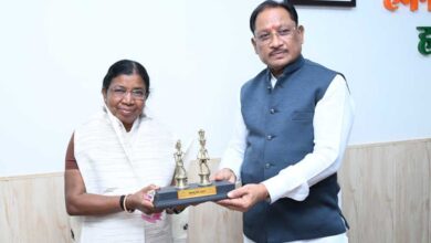 मुख्यमंत्रीविष्णु देव साय से पद्मश्री डॉ. बुधरी ताती ने की सौजन्य मुलाकात