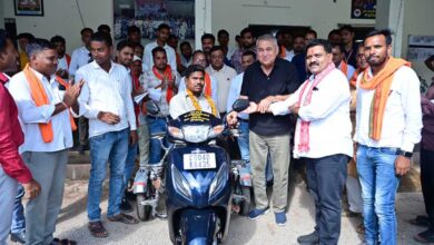 उप मुख्यमंत्री की संवेदनशील पहल से दिव्यांग जीवराखन पटेल को मिली स्कूटी, एक दिन में पूरी हुई मांग उप मुख्यमंत्री की संवेदनशील पहल से दिव्यांग जीवराखन पटेल को मिली स्कूटी, एक दिन में पूरी हुई मांग