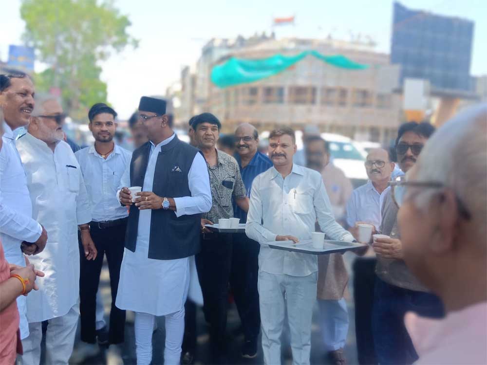 कैलाश सारंग जयंती पर सेवा दिवस का आयोजन, विश्वास सारंग ने बुजुर्गों के चरण पखारकर लिया आशीर्वाद कैलाश सारंग जयंती पर सेवा दिवस का आयोजन, विश्वास सारंग ने बुजुर्गों के चरण पखारकर लिया आशीर्वाद