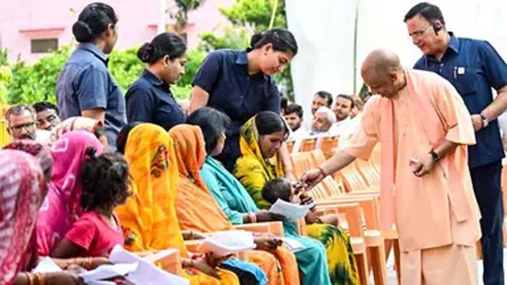 जनता दर्शन में योगी सख्त, बोले- भूमाफियाओं पर एफआईआर कर भेजें जेल जनता दर्शन में योगी सख्त, बोले- भूमाफियाओं पर एफआईआर कर भेजें जेल