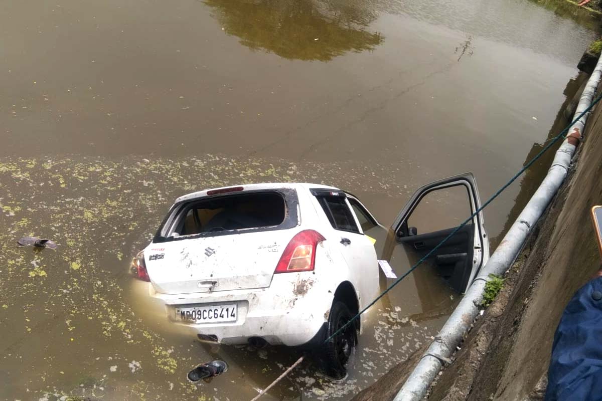 राजगढ़ में तालाब में गिरी तेज रफ्तार कार, पांच लोगों की दर्दनाक मौत हुई राजगढ़ में तालाब में गिरी तेज रफ्तार कार, पांच लोगों की दर्दनाक मौत हुई