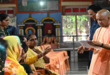 जनसेवा सर्वोपरि : प्रतिकूल मौसम में भी सीएम योगी ने किया जनता दर्शन
