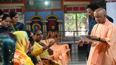 जनसेवा सर्वोपरि : प्रतिकूल मौसम में भी सीएम योगी ने किया जनता दर्शन