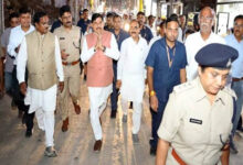 मुख्यमंत्री डॉ. यादव ने शहर का भ्रमण दो पहिया वाहन और पैदल चल कर किया