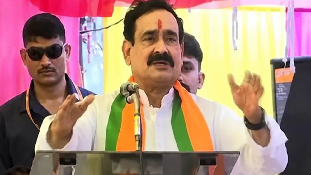 दतिया में मंच पर भावुक हुए नरोत्तम मिश्रा, छलके आंसू; बोले- एक-एक गांव जाऊंगा, आशुतोष को जिताऊंगा दतिया में मंच पर भावुक हुए नरोत्तम मिश्रा, छलके आंसू; बोले- एक-एक गांव जाऊंगा, आशुतोष को जिताऊंगा