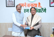 हज यात्रा संपन्न होने पर हज कमेटी अध्यक्ष ने सीएम विष्णु देव साय को भेंट किया ज़मज़म जल और खजूर