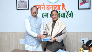 हज यात्रा संपन्न होने पर हज कमेटी अध्यक्ष ने सीएम विष्णु देव साय को भेंट किया ज़मज़म जल और खजूर