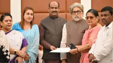TMC के बागी सांसदों को ओम बिरला का बड़ा आश्वासन, ममता बनर्जी की बढ़ सकती है मुश्किलें TMC के बागी सांसदों को ओम बिरला का बड़ा आश्वासन, ममता बनर्जी की बढ़ सकती है मुश्किलें