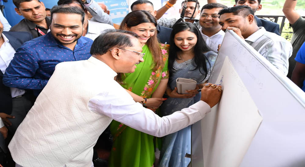 ग्रामीण विद्यार्थियों को आधुनिक तकनीकों से जोड़ना विकसित छत्तीसगढ़ की दिशा में महत्वपूर्ण कदम : मुख्यमंत्री विष्णुदेव साय ग्रामीण विद्यार्थियों को आधुनिक तकनीकों से जोड़ना विकसित छत्तीसगढ़ की दिशा में महत्वपूर्ण कदम : मुख्यमंत्री विष्णुदेव साय